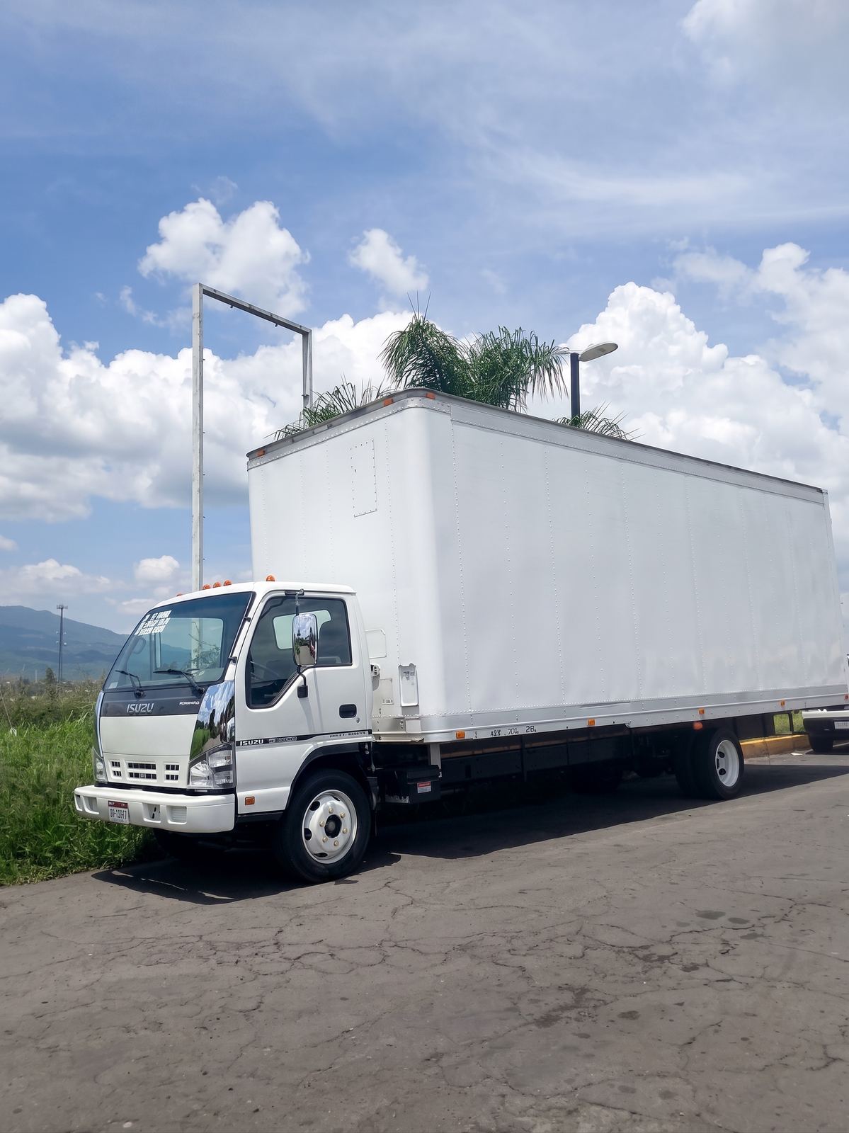 Caja seca sobre chasis Isuzu entregada a cliente
